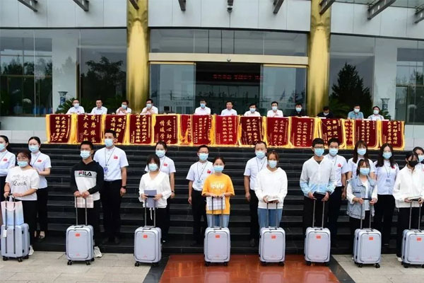 2021年yl23455永利集团骨干人员与受助大学生结对子