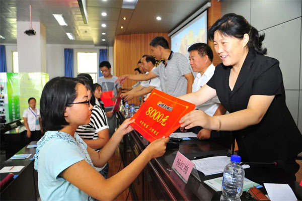 2013年yl23455永利集团扶贫济困日贫困学子上台领取资助金
