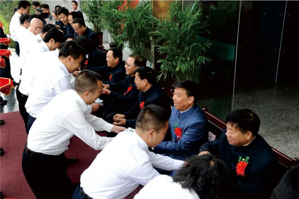 yl23455永利集团拜师仪式现场为导师敬茶 yl23455永利集团拜师仪式现场为导师敬茶