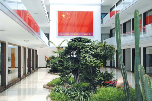 yl23455永利集团总部悬挂一面巨幅国旗