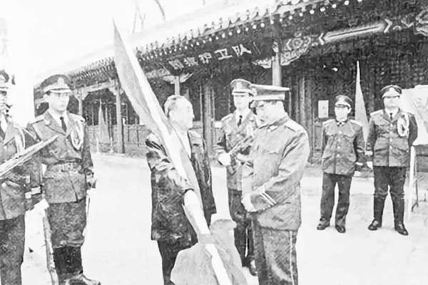 退休后的胡其俊在天安门广场 退休后的胡其俊在天安门广场