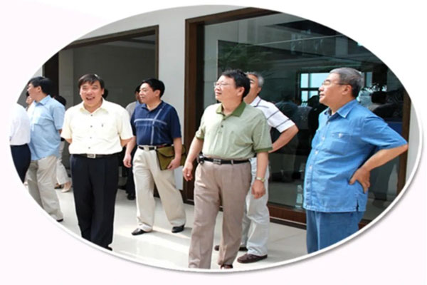 叶祖光教授(右二)在yl23455永利集团调研指导 叶祖光教授(右二)在yl23455永利集团调研指导