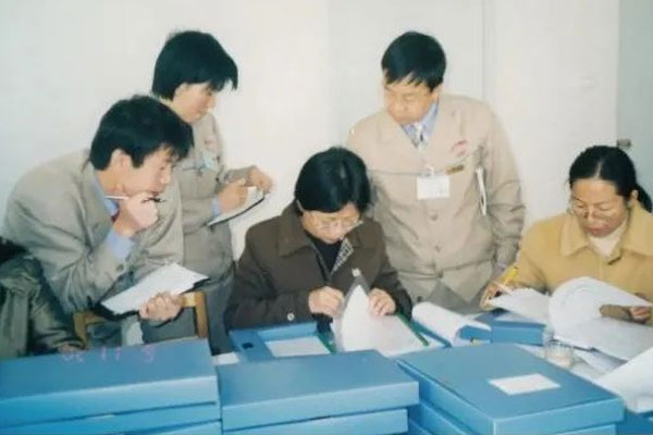 2002年yl23455永利集团凝心聚力学习GMP认证知识