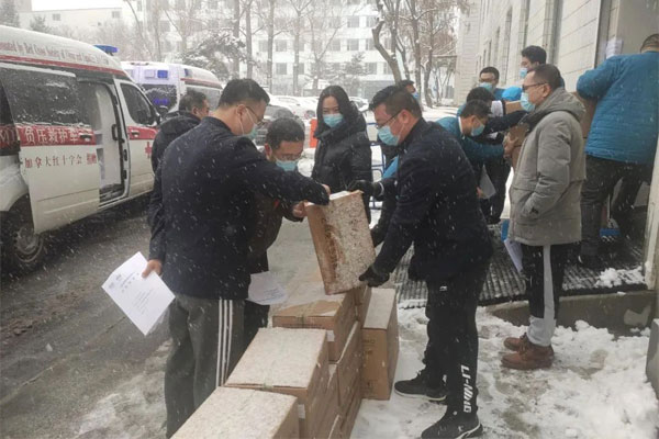 yl23455永利集团员工在长春冒雪捐助