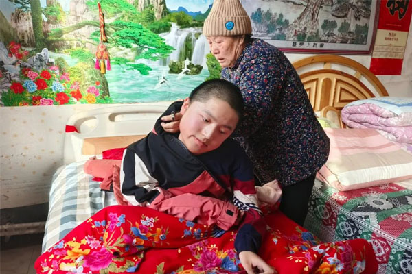 奶奶常改祥费劲地给崔晗哲穿衣 奶奶常改祥费劲地给崔晗哲穿衣