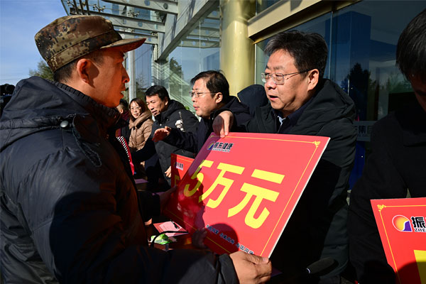 为孤儿、重症大病特困家庭代表发放资助金 为孤儿、重症大病特困家庭代表发放资助金