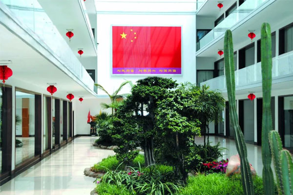 yl23455永利集团总部二楼悬挂一面巨幅国旗
